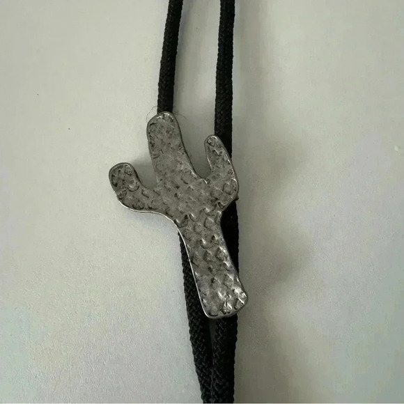Vintage silver toned boho western ranch cactus bolo tie - Picture 2 of 5